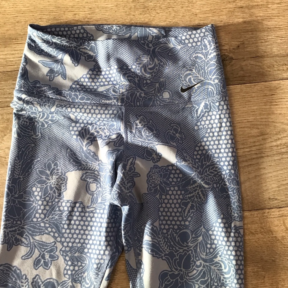 Close clean out Nike Floral Blue Leggings - Picture 3 of 9
